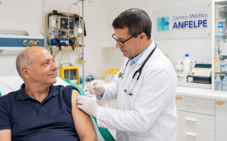 Vacunación antigripal de un paciente adulto en Centro Médico ANFELPE, Las Palmas de Gran Canaria.